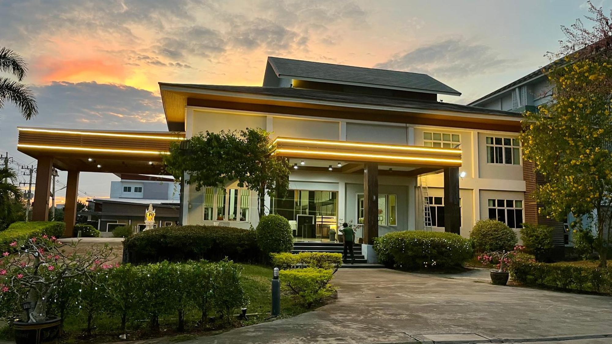 Akelada Hotel Nang Rong Екстериор снимка
